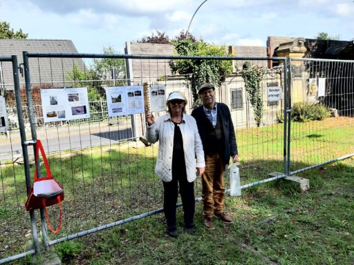 14.9.2025, wir Ehrenamtlichen erneuern die Legenden am Tag der Friedhofskultur. Anne Schäfer-Junker, Hans-Karl Krüger.Foto: Rita Hengst. Wir Ehrenamtlichen erneuern die Legenden. 14.9.2025 Tag der Friedhofskultur - Erinnerung an das Bezirksamt Pankow zum Friedhof IX