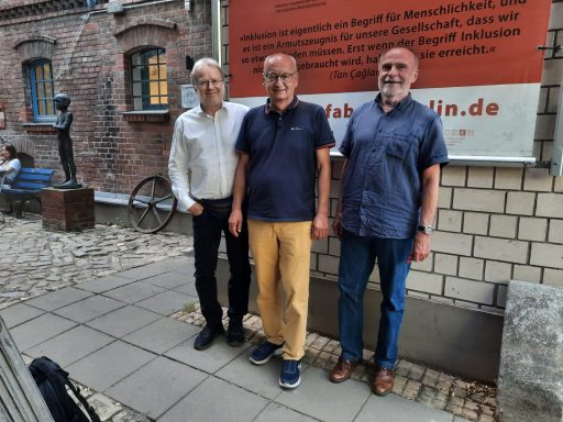 5. Juli 2025 Wolfgang Thöner, Dr. Andreas Bossmann, Michael Siebenbrodt. 100. Jahre Bauhaus Dessau. Film: „Spur der Steine“ von Frank Beyer. Pankower Kultur-Gespräche 2025, Ausgabe 3
Dr. Andreas Bossmann im Gespräch mit Wolfgang Thöner. 5. Juli 2025