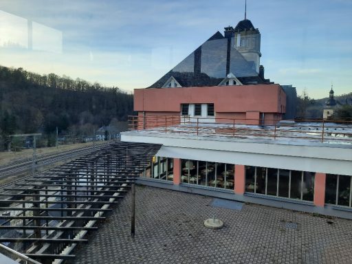 1.12.2025 Bauhaus Hotel Probstzella - Südfront, Terrasse und Pergola, Arch. Klapproth, dann Arch. Alfred Arndt Das Bauhaus Hotel Probstzella - Südfront, Terrasse und Pergola, Arch. Klapproth, dann Arch. Alfred Arndt
