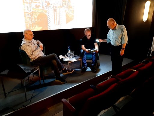 23.052026 Uwe Preuss liest im Kinosaal der Brotfabrik aus "Katzensprung" - zum Glück gibt es eine kräftige LED-Taschenlampe Kino Brotfabrik: Pankower Kulturgespräche, Ausgabe 8. Dr. Andreas Bossmann im Gespräch mit dem Schauspieler und Autor Uwe Preuss.